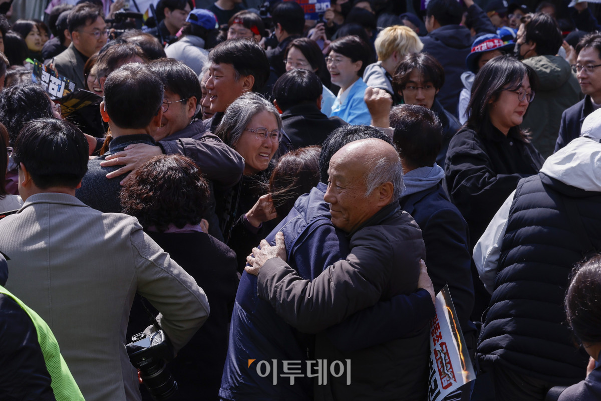 ▲윤석열 전 대통령이 파면된 4일 서울 종로구 안국열 일대에서 시민들이 환호하고 있다. 헌법재판소는 이날 윤 전 대통령 탄핵심판 선고기일을 열고 국회의 탄핵소추를 전원일치 의견으로 인용했다. 조현호 기자 hyunho@