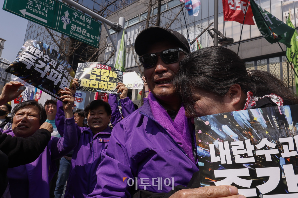▲윤석열 전 대통령이 파면된 4일 서울 종로구 안국열 일대에서 시민들이 환호하고 있다. 헌법재판소는 이날 윤 전 대통령 탄핵심판 선고기일을 열고 국회의 탄핵소추를 전원일치 의견으로 인용했다. 조현호 기자 hyunho@