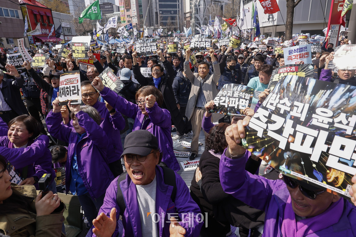▲윤석열 전 대통령이 파면된 4일 서울 종로구 안국열 일대에서 시민들이 환호하고 있다. 헌법재판소는 이날 윤 전 대통령 탄핵심판 선고기일을 열고 국회의 탄핵소추를 전원일치 의견으로 인용했다. 조현호 기자 hyunho@
