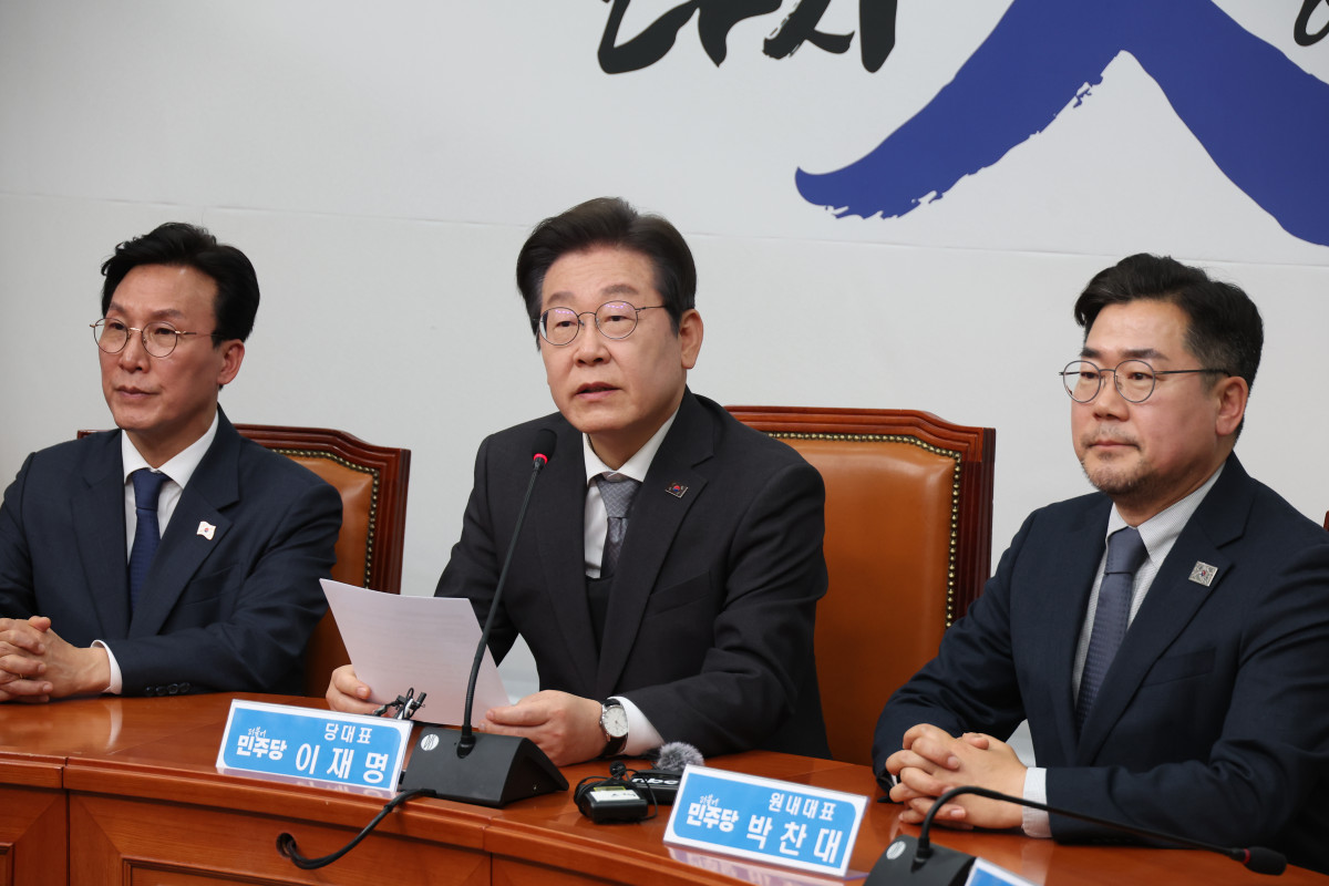 ▲이재명 더불어민주당 대표가 4일 서울 여의도 국회에서 헌법재판소의 윤석열 대통령 파면 선고에 대한 긴급 기자회견을 하고 있다.  (뉴시스)