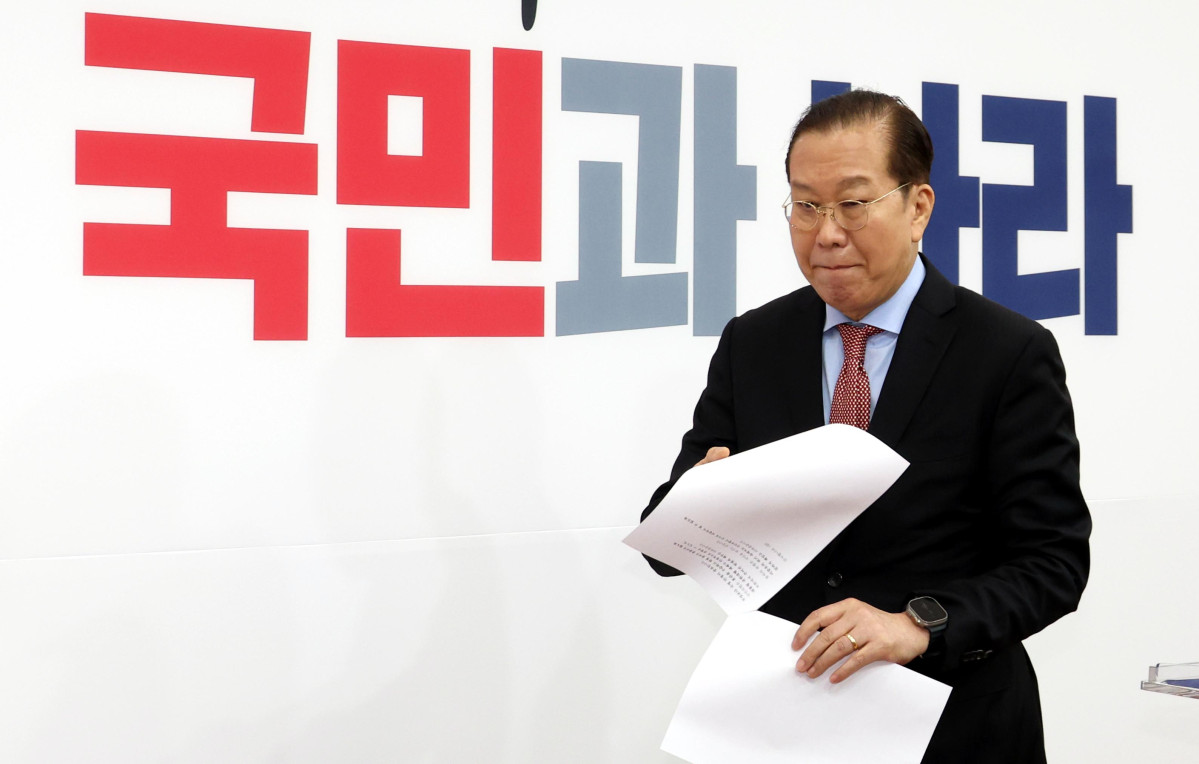 ▲권영세 국민의힘 비상대책위원장이 4일 오전 서울 여의도 국회에서 헌법재판소의 윤석열 대통령 파면 선고에 대한 입장 발표를 마치고 이동하고 있다. (뉴시스)