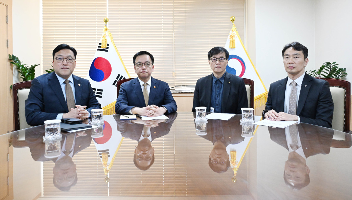 ▲최상목 경제부총리 겸 기획재정부 장관(좌측 두 번째)이 4일 서울 종로구 정부서울청사에서 열린 거시경제.금융현안 간담회 시작에 앞서 기념사진을 찍고 있다. (기획재정부)