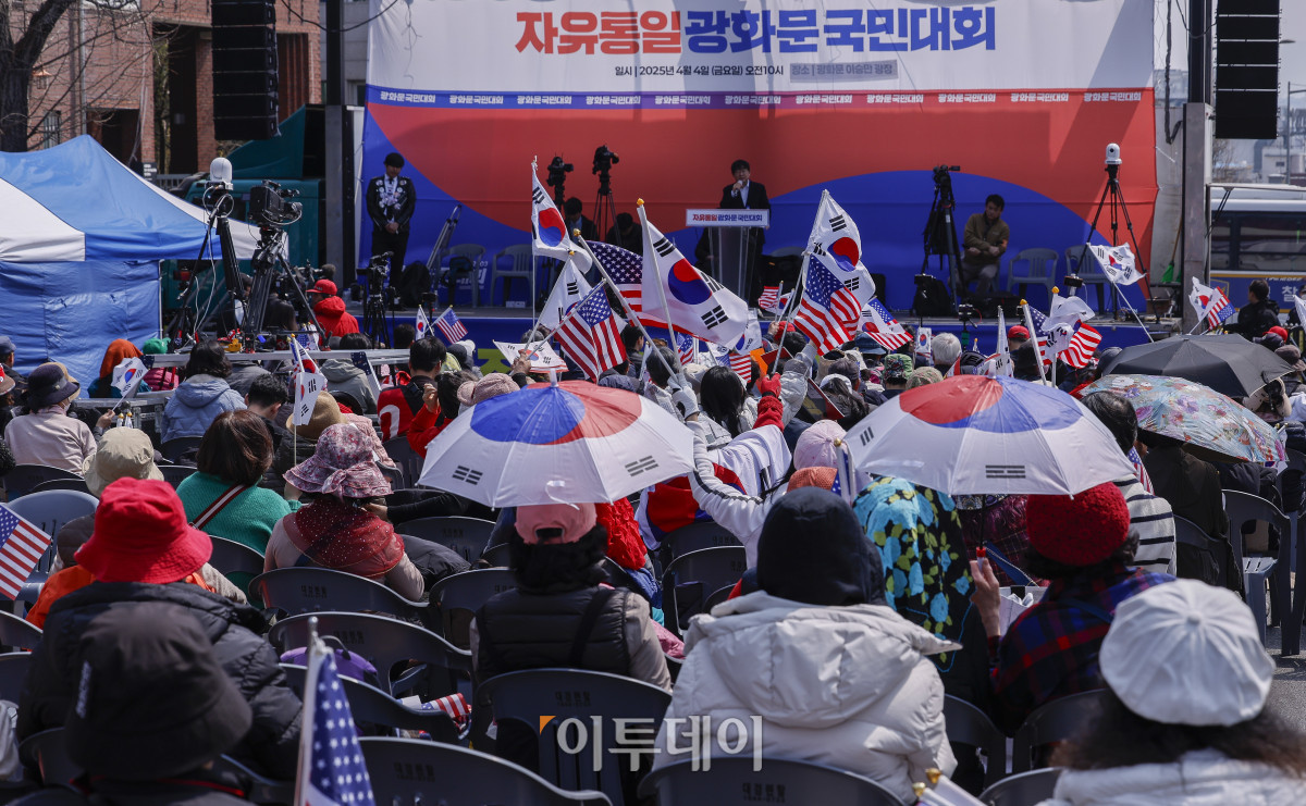 ▲윤석열 전 대통령이 파면된 4일 서울 용산구 한남동 대통령 관저 앞에서 자유통일당 관계자 및 윤 전 대통령 지지자들이 국민의힘 해체를 촉구하고 있다. 이날 헌법재판소는 재판관 전원일치 의견으로 윤 대통령 파면을 결정했다. 조현호 기자 hyunho@