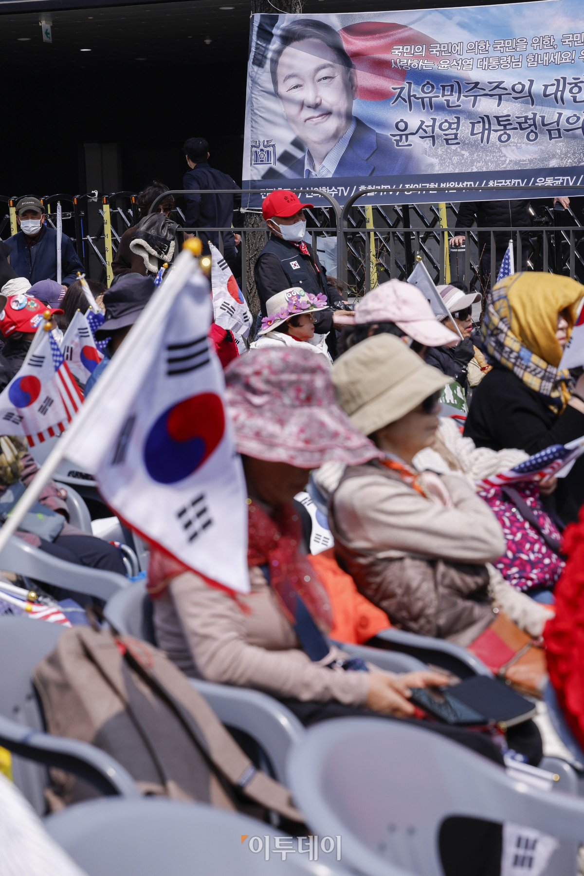 ▲윤석열 전 대통령이 파면된 4일 서울 용산구 한남동 대통령 관저 앞에서 자유통일당 관계자 및 윤 전 대통령 지지자들이 국민의힘 해체를 촉구하고 있다. 이날 헌법재판소는 재판관 전원일치 의견으로 윤 대통령 파면을 결정했다. 조현호 기자 hyunho@