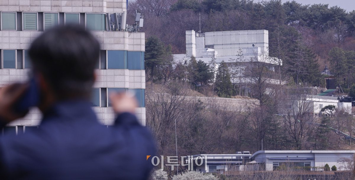 ▲윤석열 전 대통령이 파면된 4일 서울 용산구 한남동 대통령 관저가 보이고 있다. 이날 헌법재판소는 재판관 전원일치 의견으로 윤 대통령 파면을 결정했다. 조현호 기자 hyunho@