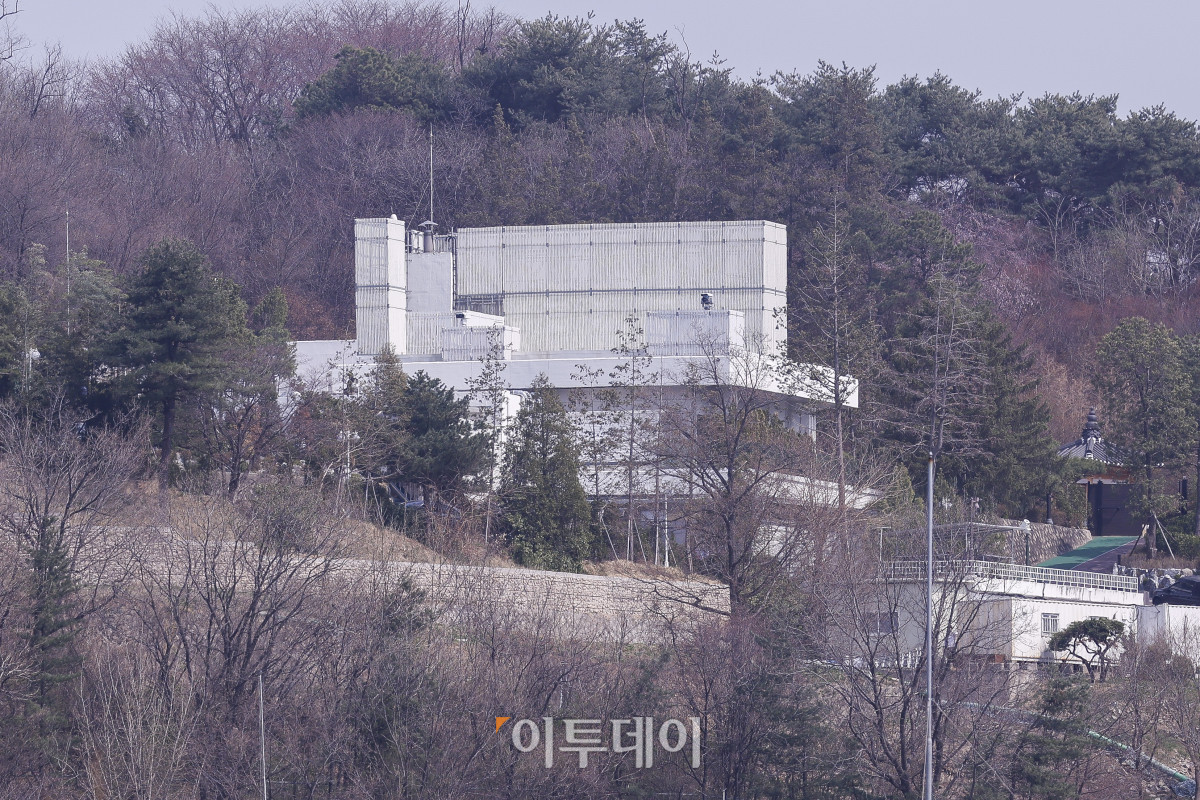 ▲윤석열 전 대통령이 파면된 4일 서울 용산구 한남동 대통령 관저가 보이고 있다. 이날 헌법재판소는 재판관 전원일치 의견으로 윤 대통령 파면을 결정했다. 조현호 기자 hyunho@