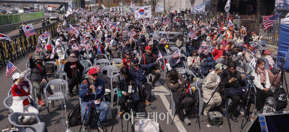 ▲윤석열 전 대통령이 파면된 4일 서울 용산구 한남동 대통령 관저 앞에서 자유통일당 관계자 및 윤 전 대통령 지지자들이 국민의힘 해체를 촉구하고 있다. 이날 헌법재판소는 재판관 전원일치 의견으로 윤 대통령 파면을 결정했다. 조현호 기자 hyunho@