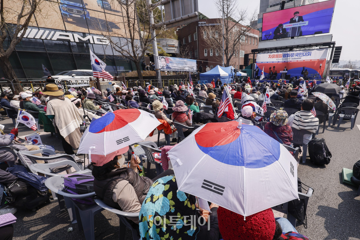 ▲윤석열 전 대통령이 파면된 4일 서울 용산구 한남동 대통령 관저 앞에서 자유통일당 관계자 및 윤 전 대통령 지지자들이 국민의힘 해체를 촉구하고 있다. 이날 헌법재판소는 재판관 전원일치 의견으로 윤 대통령 파면을 결정했다. 조현호 기자 hyunho@