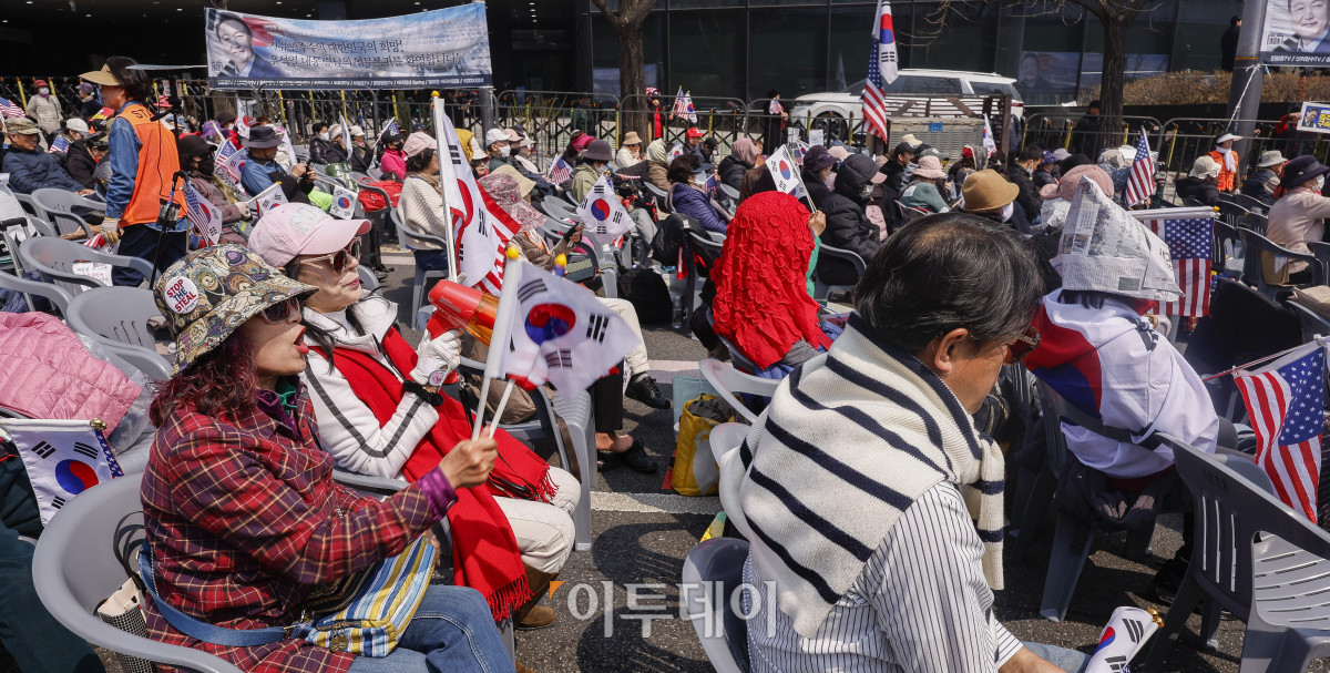 ▲윤석열 전 대통령이 파면된 4일 서울 용산구 한남동 대통령 관저 앞에서 자유통일당 관계자 및 윤 전 대통령 지지자들이 국민의힘 해체를 촉구하고 있다. 이날 헌법재판소는 재판관 전원일치 의견으로 윤 대통령 파면을 결정했다. 조현호 기자 hyunho@