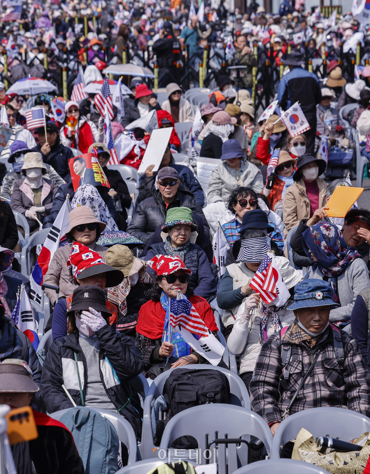 ▲윤석열 전 대통령이 파면된 4일 서울 용산구 한남동 대통령 관저 앞에서 자유통일당 관계자 및 윤 전 대통령 지지자들이 국민의힘 해체를 촉구하고 있다. 이날 헌법재판소는 재판관 전원일치 의견으로 윤 대통령 파면을 결정했다. 조현호 기자 hyunho@