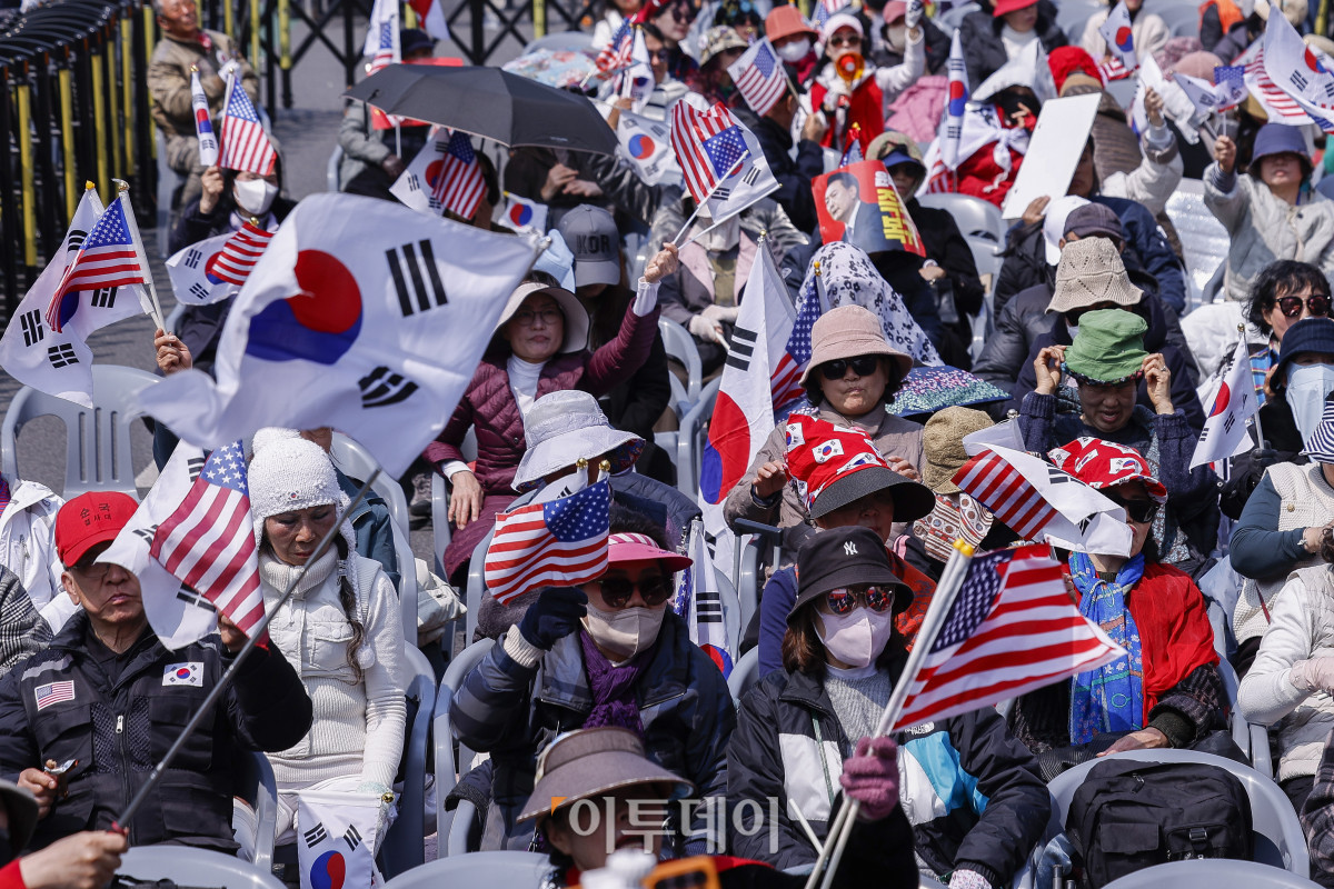 ▲윤석열 전 대통령이 파면된 4일 서울 용산구 한남동 대통령 관저 앞에서 자유통일당 관계자 및 윤 전 대통령 지지자들이 국민의힘 해체를 촉구하고 있다. 이날 헌법재판소는 재판관 전원일치 의견으로 윤 대통령 파면을 결정했다. 조현호 기자 hyunho@