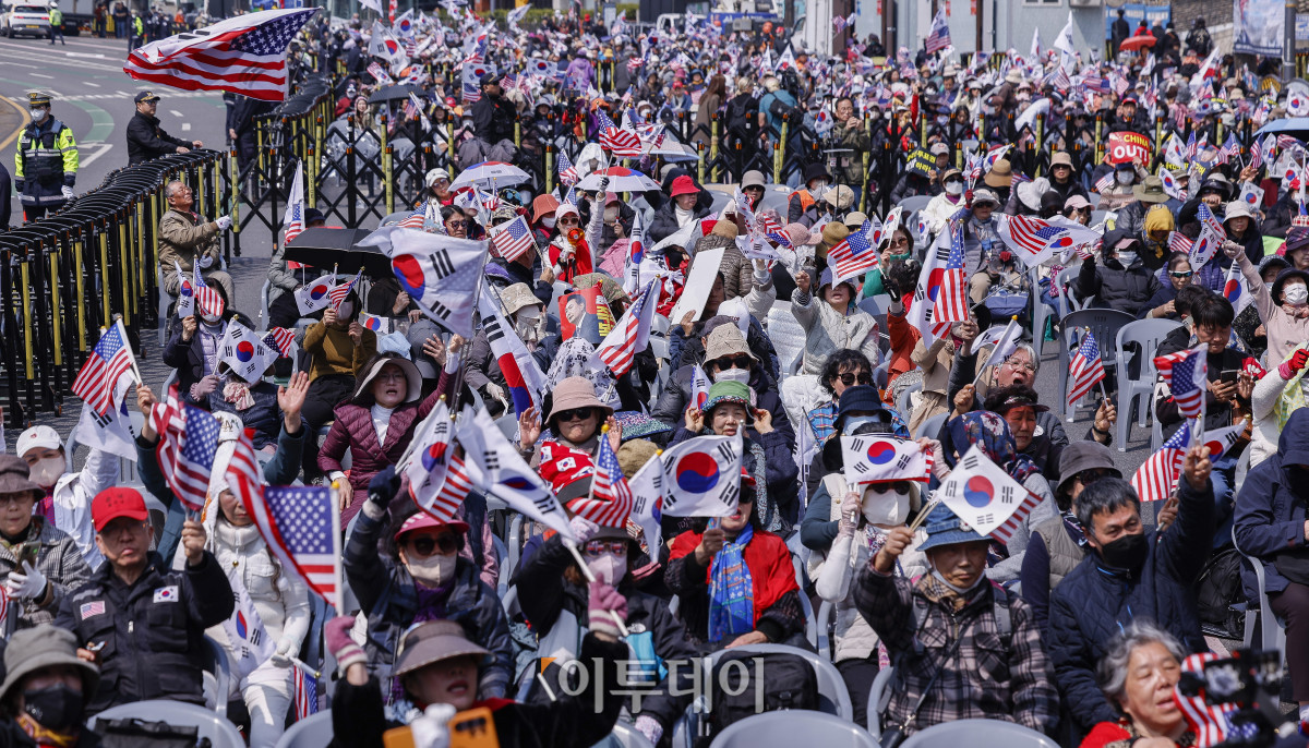 ▲윤석열 전 대통령이 파면된 4일 서울 용산구 한남동 대통령 관저 앞에서 자유통일당 관계자 및 윤 전 대통령 지지자들이 국민의힘 해체를 촉구하고 있다. 이날 헌법재판소는 재판관 전원일치 의견으로 윤 대통령 파면을 결정했다. 조현호 기자 hyunho@