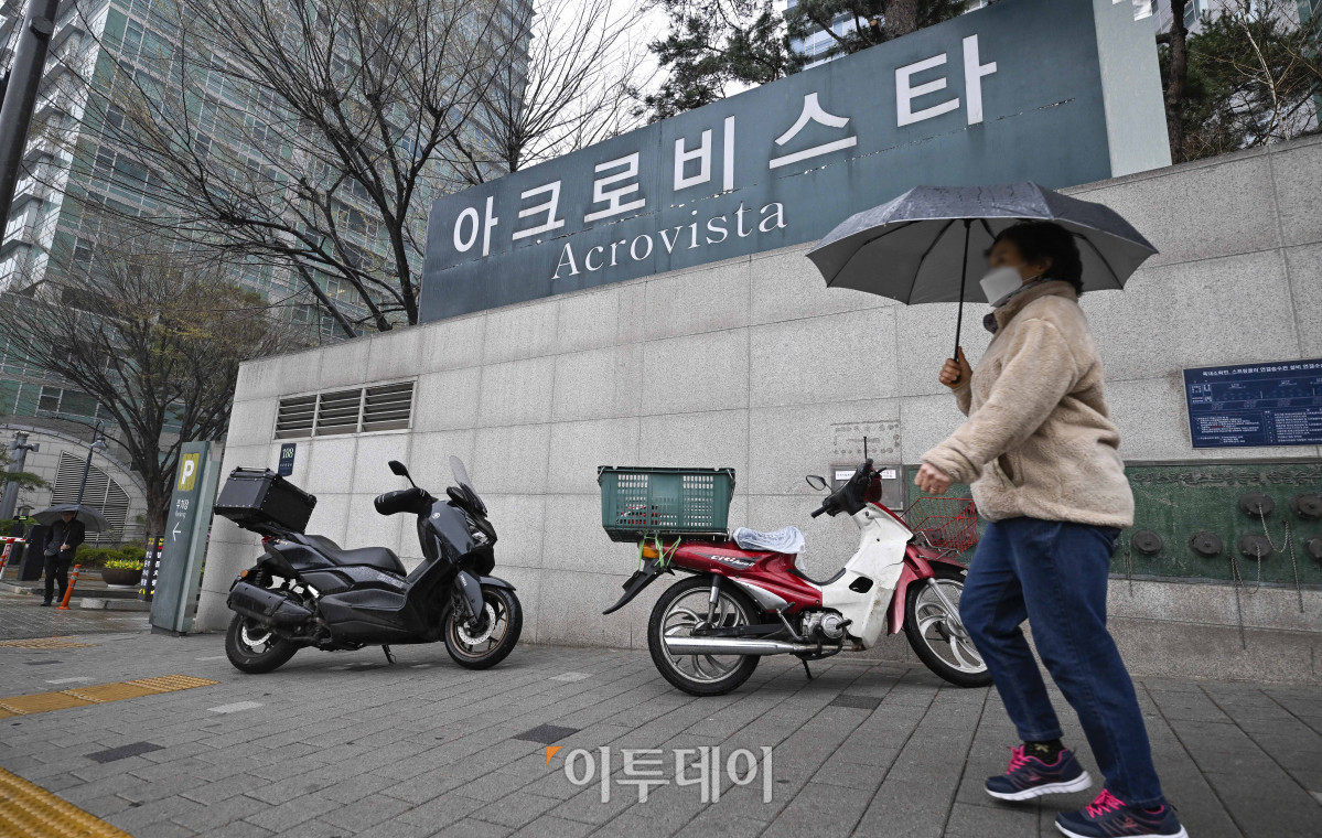 ▲윤석열 전 대통령이 파면된 가운데 5일 윤 전 대통령의 사저가 있는 서울 서초구 아크로비스타 앞으로 시민들이 발걸음을 옮기고 있다. 헌법재판소 전날 윤 전 대통령에 대한 국회의 탄핵소추를 전원일치 의견으로 인용했다. 이에 따라 윤 전 대통령 부부는 용산구 한남동 관저를 떠나 자택인 아크로비스타로 돌아갈 것으로 예상된다. 조현호 기자 hyunho@