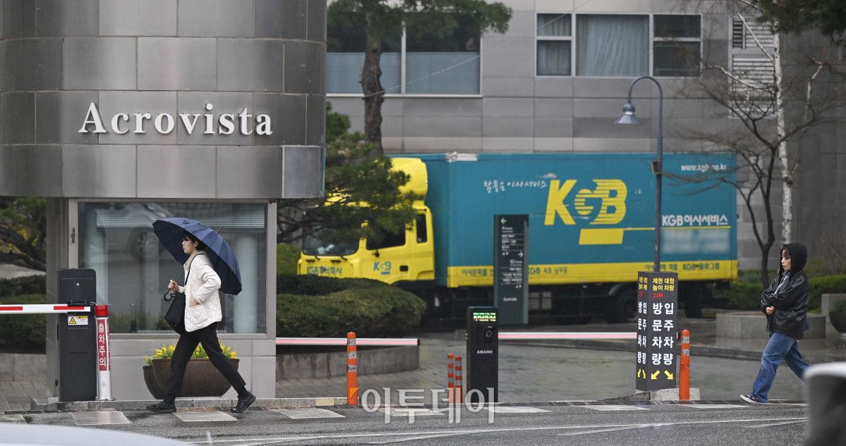 ▲윤석열 전 대통령이 파면된 가운데 5일 윤 전 대통령의 사저가 있는 서울 서초구 아크로비스타에서 이삿짐 트럭이 아파트 앞에 정차해 있다. 헌법재판소 전날 윤 전 대통령에 대한 국회의 탄핵소추를 전원일치 의견으로 인용했다. 이에 따라 윤 전 대통령 부부는 용산구 한남동 관저를 떠나 자택인 아크로비스타로 돌아갈 것으로 예상된다. 조현호 기자 hyunho@