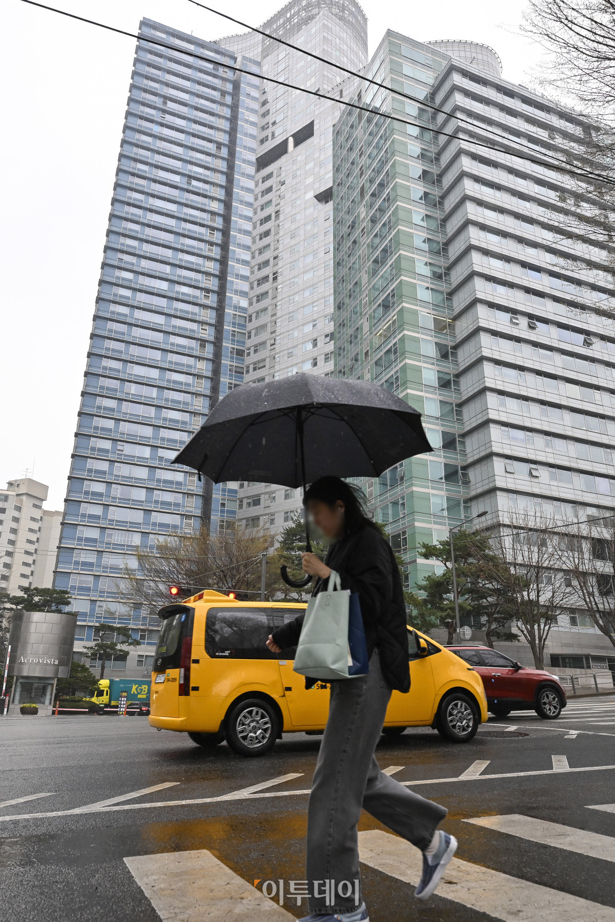 ▲윤석열 전 대통령이 파면된 가운데 5일 윤 전 대통령의 사저가 있는 서울 서초구 아크로비스타 앞으로 시민들이 발걸음을 옮기고 있다. 헌법재판소 전날 윤 전 대통령에 대한 국회의 탄핵소추를 전원일치 의견으로 인용했다. 이에 따라 윤 전 대통령 부부는 용산구 한남동 관저를 떠나 자택인 아크로비스타로 돌아갈 것으로 예상된다. 조현호 기자 hyunho@