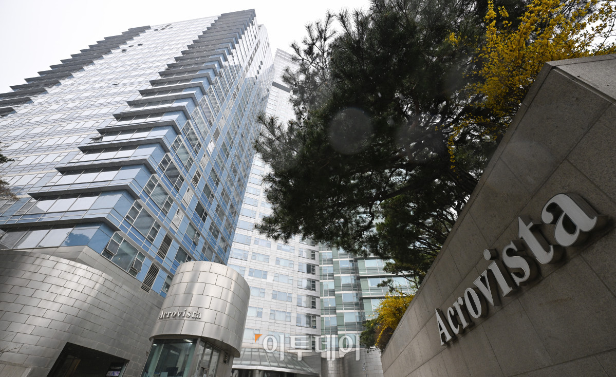 ▲윤석열 전 대통령이 파면된 가운데 5일 윤 전 대통령의 사저가 있는 서울 서초구 아크로비스타 모습. 헌법재판소 전날 윤 전 대통령에 대한 국회의 탄핵소추를 전원일치 의견으로 인용했다. 이에 따라 윤 전 대통령 부부는 용산구 한남동 관저를 떠나 자택인 아크로비스타로 돌아갈 것으로 예상된다. 조현호 기자 hyunho@