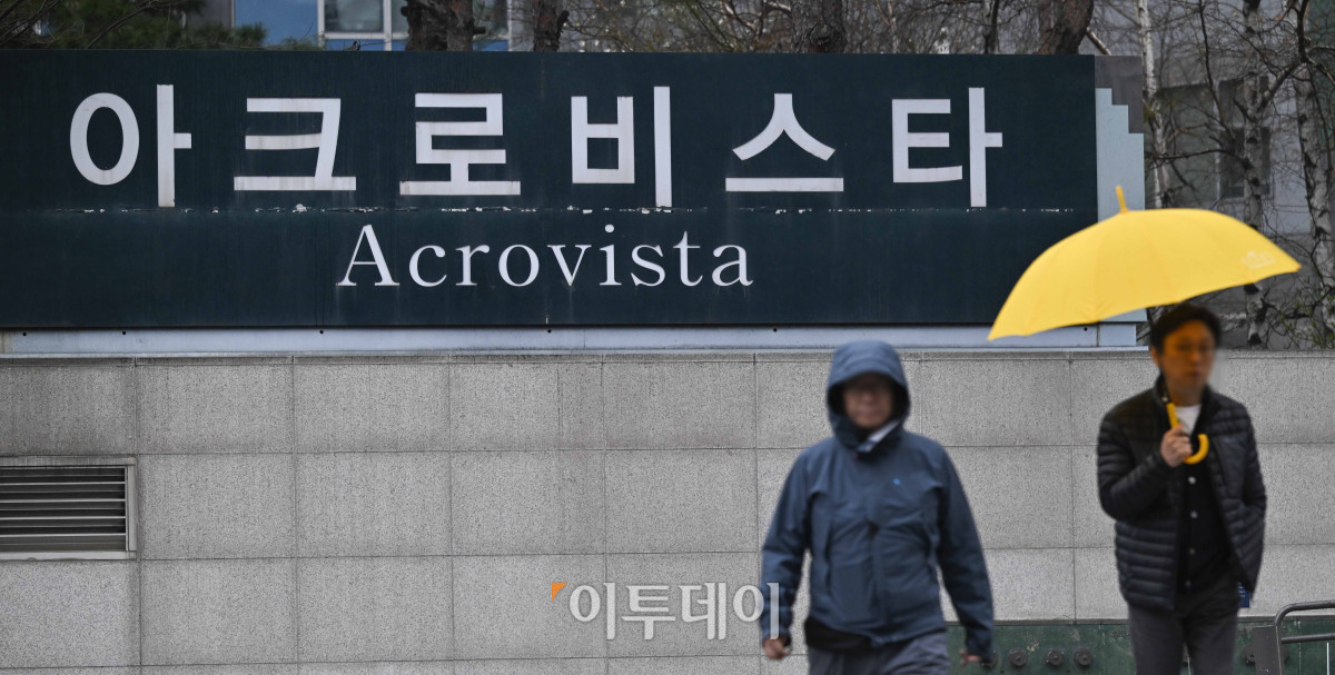 ▲윤석열 전 대통령이 파면된 가운데 5일 윤 전 대통령의 사저가 있는 서울 서초구 아크로비스타 앞으로 시민들이 발걸음을 옮기고 있다. 헌법재판소 전날 윤 전 대통령에 대한 국회의 탄핵소추를 전원일치 의견으로 인용했다. 이에 따라 윤 전 대통령 부부는 용산구 한남동 관저를 떠나 자택인 아크로비스타로 돌아갈 것으로 예상된다. 조현호 기자 hyunho@