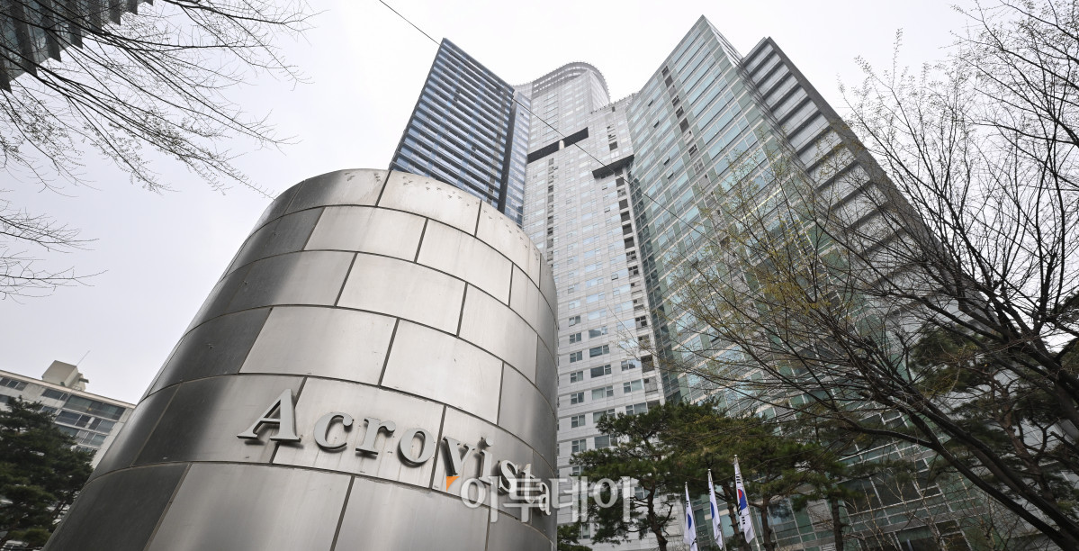 ▲윤석열 전 대통령이 파면된 가운데 5일 윤 전 대통령의 사저가 있는 서울 서초구 아크로비스타 모습. 헌법재판소 전날 윤 전 대통령에 대한 국회의 탄핵소추를 전원일치 의견으로 인용했다. 이에 따라 윤 전 대통령 부부는 용산구 한남동 관저를 떠나 자택인 아크로비스타로 돌아갈 것으로 예상된다. 조현호 기자 hyunho@