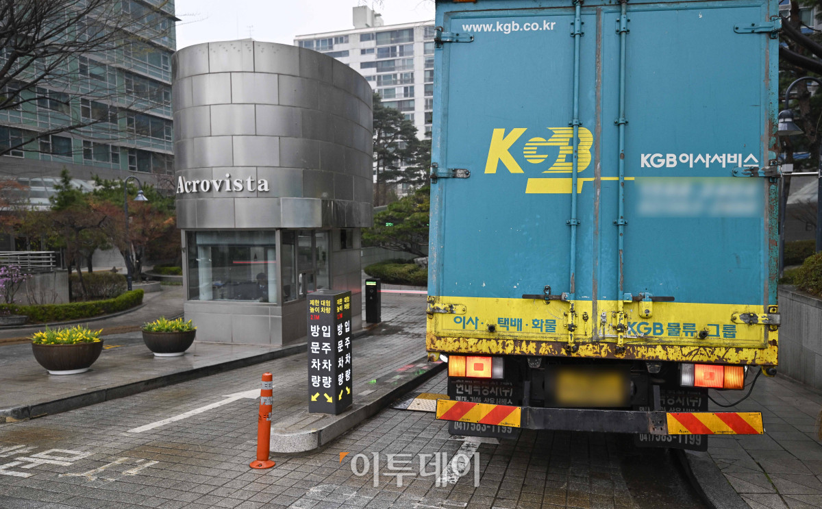 ▲윤석열 전 대통령이 파면된 가운데 5일 윤 전 대통령의 사저가 있는 서울 서초구 아크로비스타에 이삿짐 트럭이 아파트로 들어서고 있다. 헌법재판소 전날 윤 전 대통령에 대한 국회의 탄핵소추를 전원일치 의견으로 인용했다. 이에 따라 윤 전 대통령 부부는 용산구 한남동 관저를 떠나 자택인 아크로비스타로 돌아갈 것으로 예상된다. 조현호 기자 hyunho@