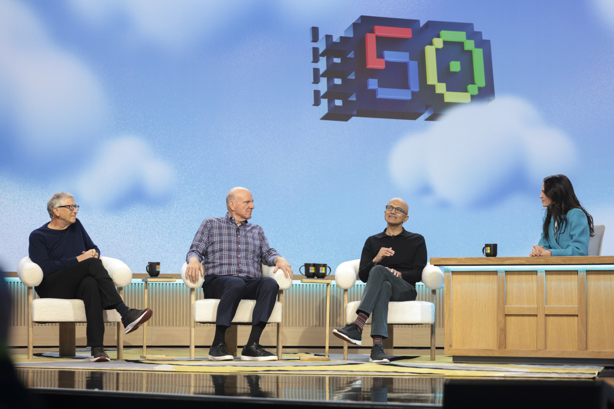 ▲사진 왼쪽부터 빌 게이츠 MS 창업자, 스티브 발머 전 CEO, 사티아 나델라 현 CEO가 경제매체 CNBC에 나서 대담하고 있다.  (레드먼드(워싱턴주)/AP연합)