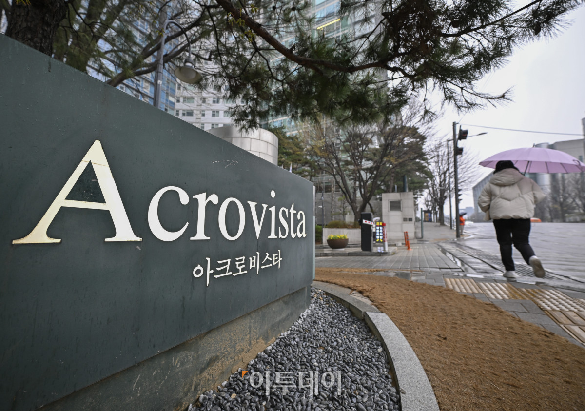 ▲윤석열 전 대통령이 파면된 가운데 5일 윤 전 대통령의 사저가 있는 서울 서초구 아크로비스타 앞으로 시민들이 발걸음을 옮기고 있다. 헌법재판소 전날 윤 전 대통령에 대한 국회의 탄핵소추를 전원일치 의견으로 인용했다. 이에 따라 윤 전 대통령 부부는 용산구 한남동 관저를 떠나 자택인 아크로비스타로 돌아갈 것으로 예상된다. 조현호 기자 hyunho@