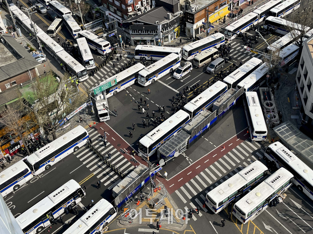 ▲윤석열 대통령 탄핵 심판 선고일인 4일 오전 서울 종로구 헌법재판소 인근 거리 통행이 통제되고 있다. (신태현 기자 holjjak@)