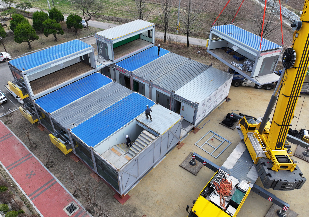 ▲31일 경북 안동시 일직면 권정생어린이문학관 앞에 산불 이재민 긴급주거시설로 모듈러주택이 설치되고 있다. (연합뉴스)