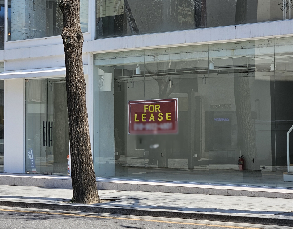 ▲서울 강남구 신사동 가로수길에 있는 한 상가가 비어있다. (김지영 기자 kjy42)