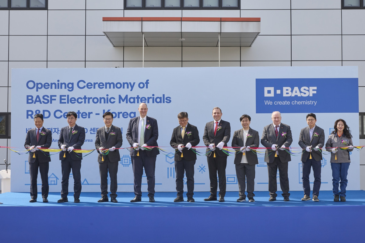 ▲바스프 관계자들이 경기도 및 안산시 관계자, 고객사와 함께 전자소재 R&D 센터 개소식에서 테이프 커팅식을 진행하고 있다. (사진제공=바스프)