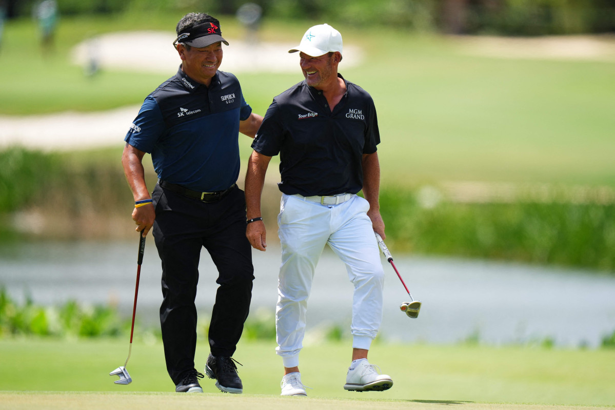 ▲최경주(왼쪽)와 체카가 7일(한국시간) 미국 플로리다주 보카러톤 브로큰 사운드 올드코스에서 열린 'PGA 챔피언스투어 제임스 하디 프로풋볼 홀오브페임 인비테이셔널'에서 최종 라운드를 펼치고 있다. (AFP/연합뉴스)