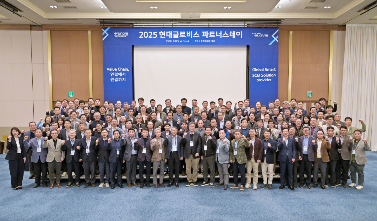 ▲이규복 현대글로비스 대표(사진 앞줄 왼쪽 열두 번째)와 참가자들이 지난 3일 라한셀렉트 경주 호텔에서 열린 '2025 파트너스데이'에서 기념 촬영을 하고 있다. (사진=현대글로비스)