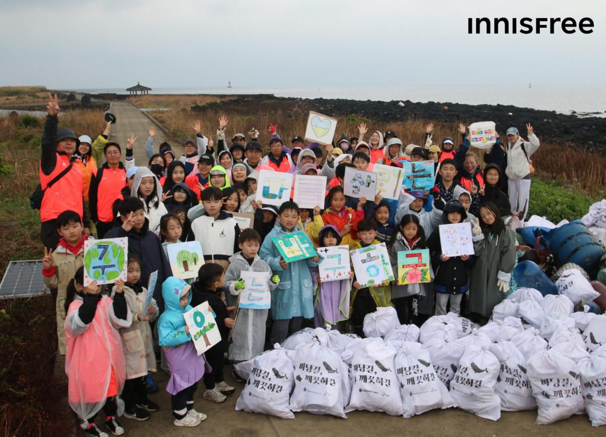 ▲이니스프리 모음재단이 5일 식목일을 맞아 비양리마을회와 함께 비양도 황근 군락지 복원활동에 나선 모습. (사진제공=이니스프리)