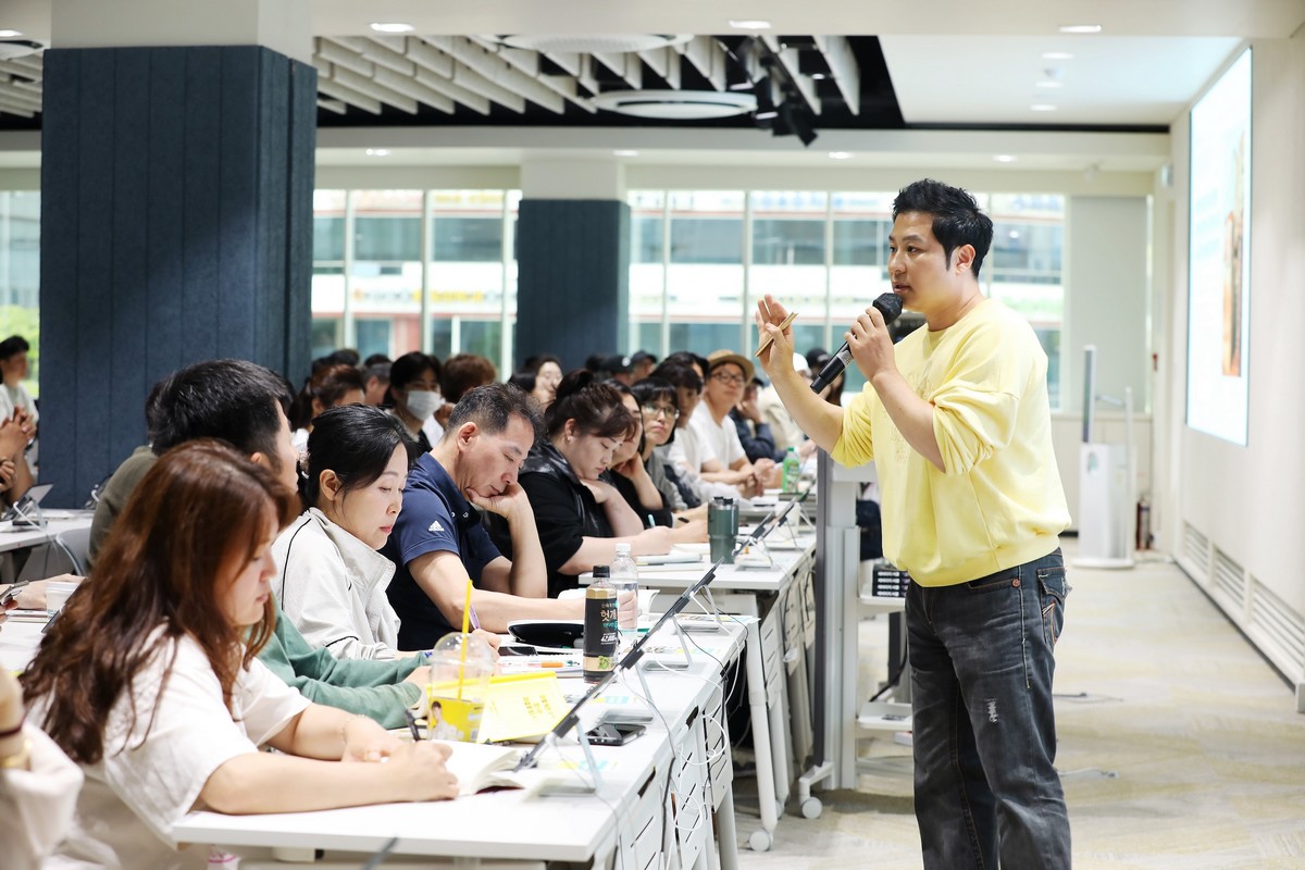 ▲배민아카데미에서 외식업 점주들이 가게운영 전반의 역량 강화를 위한 교육을 받고 있다. (사진제공=우아한형제들)