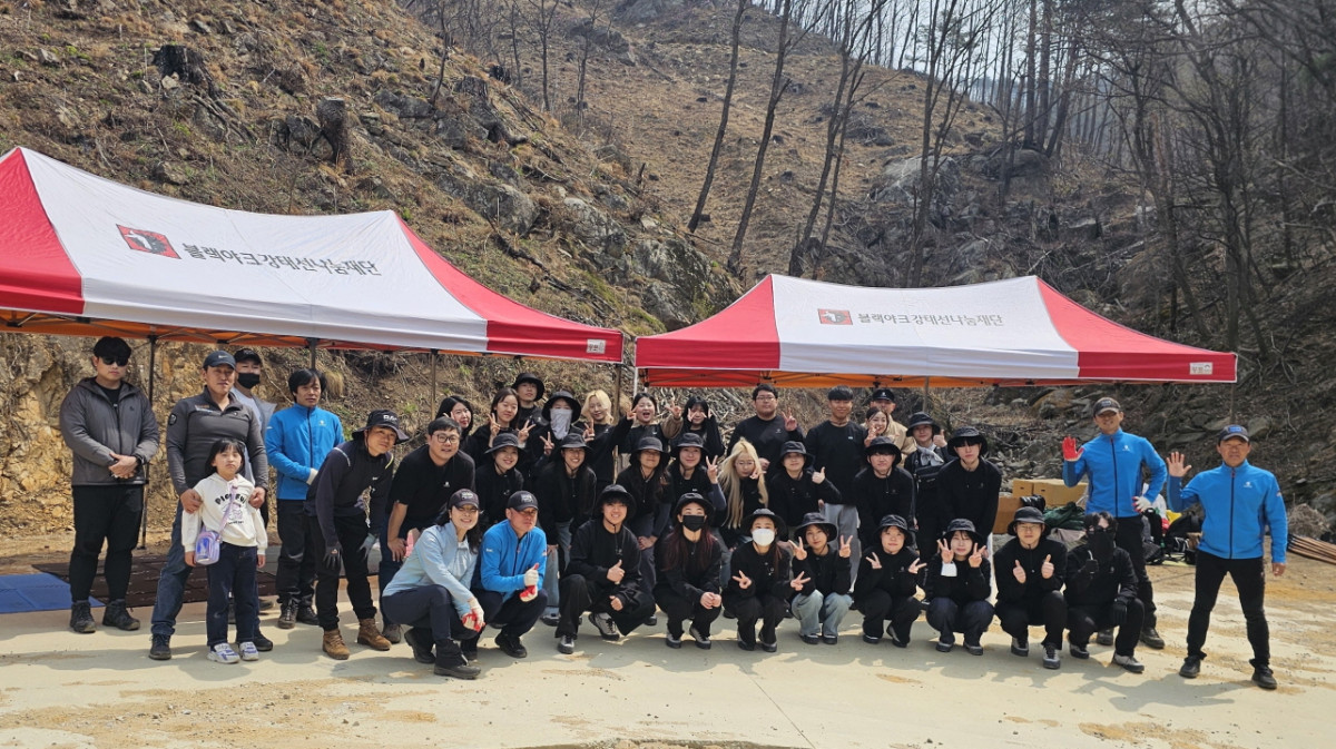 ▲5일 강원도 강릉시 옥계면 일원에서 BYN블랙야크그룹 임직원과 블랙야크청년셰르파 10기 등 총 50여 명이 ‘BYN 숲으로 숲으로’ 캠페인을 통해 나무 묘목 2000본을 식재하고 기념 사진을 찍고 있다. (사진제공=블랙야크)
