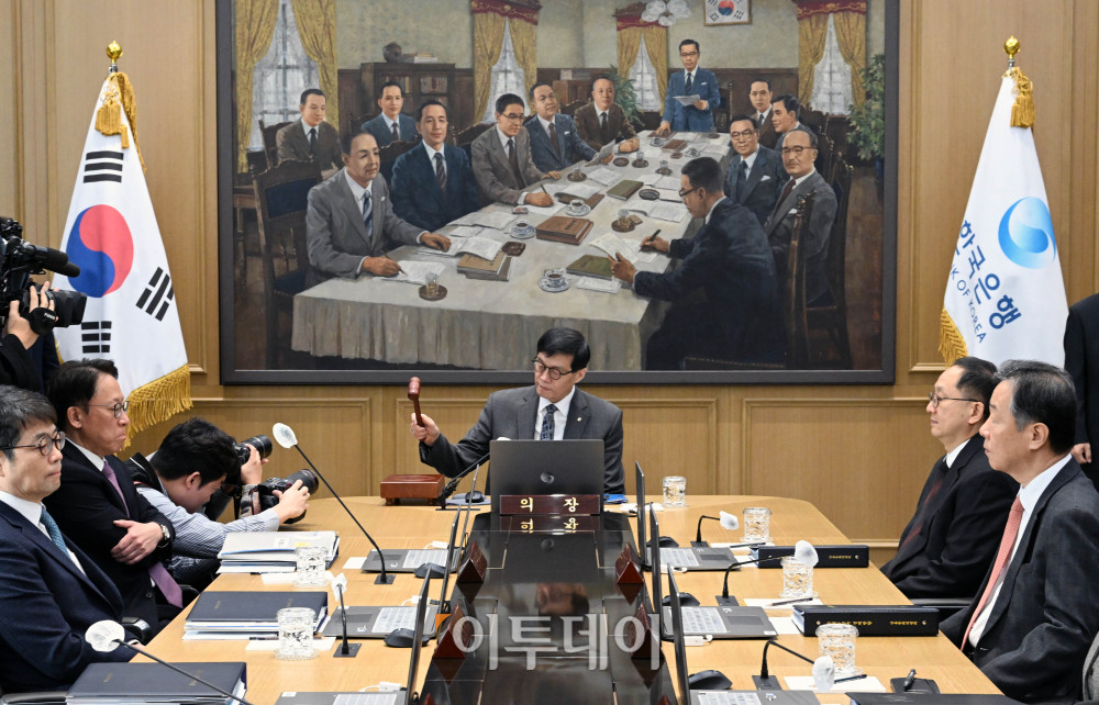 ▲이창용 한국은행 총재가 25일 서울 중구 한국은행 본관에서 열린 금융통화위원회 본회의에서 의사봉을 두드리고 있다. 사진공동취재단 (이투데이DB)