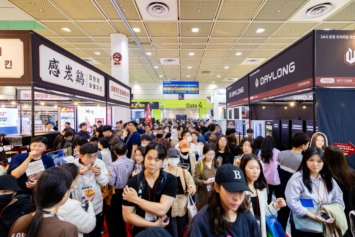 ▲지난해 10월 제57회 IFS 프랜차이즈 창업 산업 박람회에서 참관객들이 줄을 지어 입장하고 있다. (사진 제공=한국프랜차이즈산업협회)