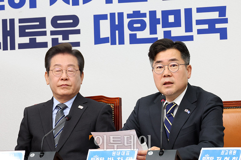 ▲박찬대 더불어민주당 원내대표가 7일 서울 여의도 국회에서 열린 최고위원회의에서 발언을 하고 있다. 왼쪽은 이재명 민주당 대표. 고이란 기자 photoeran@
