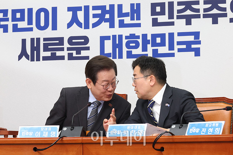 ▲이재명(왼쪽) 더불어민주당 대표와 박찬대 원내대표가 7일 서울 여의도 국회에서 열린 최고위원회의에서 홍준표 대구시장의 "탄핵 당한 당은 차기 대선은 포기해야 됩니다. 한번 더 그러면 당이 없어지는 거죠"라는 과거 발언을 보고 대화하고 있다. 고이란 기자 phiotoeran@