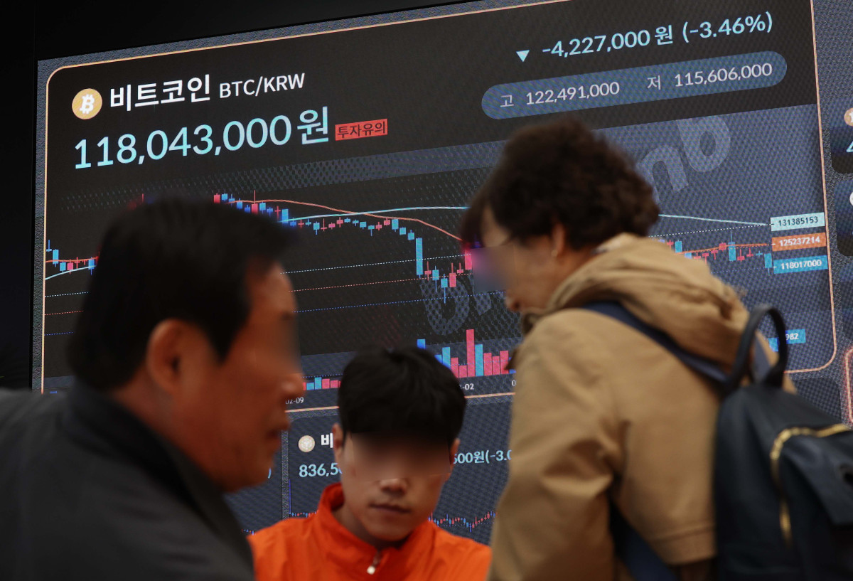 ▲도널드 트럼프 미국 행정부의 상호관세 정책으로 비트코인 가격이 큰 폭으로 하락했다. 7일 서울 서초구 빗썸라운지에 비트코인 등 가상자산 실시간 거래가격이 표시되고 있다. 6일(미국 현지시간) CNBC, 코인텔그래프 등에 따르면 이날 한 때 비트코인 가격은 전날보다 4% 하락한 7만8835.07달러를 기록했다. 8만 달러 선에 이어 7만9000달러 선도 무너졌다. 이는 지난 1월 기록한 사상 최고치 대비 약 34% 폭락한 수준이다. 신태현 기자 holjjak@