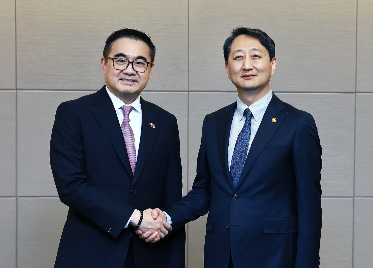 ▲안덕근 산업통상자원부 장관(오른쪽)이 7일 대한상공회의소에서 프레더릭 고(Frederick Go) 필리핀 대통령실 투자경제특별보좌관과 만나 면담에 앞서 기념 촬영을 하고 있다. (사진제공=산업통상자원부)