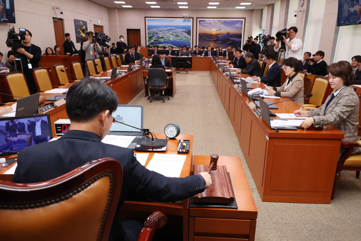 ▲7일 서울 여의도 국회에서 12.29 여객기 참사 진상규명과 피해자 및 유가족의 피해구제를 위한 특별위원회 전체회의가 열리고 있다.     국민의힘 소속 권영진 특위 위원장이 12.29 여객기 참사 피해 구제 및 지원 등을 위한 특별법안이 가결되자 의사봉을 두드리고 있다.  (연합뉴스)