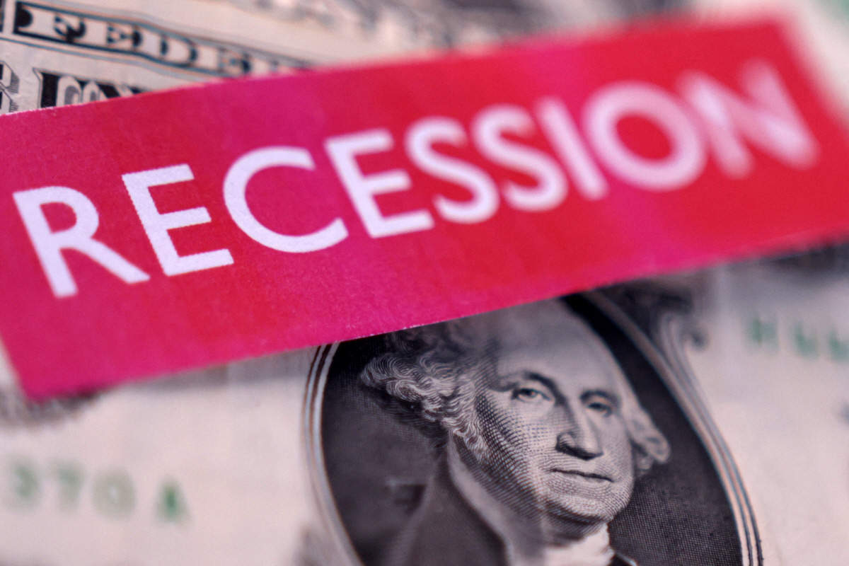 ▲미국 달러 지폐와 블황(Recession)이라는 단어가 적힌 라벨을 볼 수 있다. 로이터연합뉴스