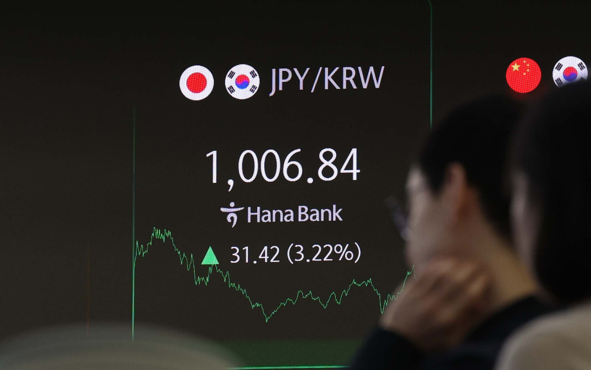 ▲미국의 상호관세 여파로 안전자산으로 분류되는 엔화의 가치가 급등하고 있다. 원·엔 환율이 100엔당 1000원을 넘어선 7일 서울 중구 하나은행 본점 딜링룸에서 딜러들이 업무를 보고 있다. 신태현 기자 holjjak@