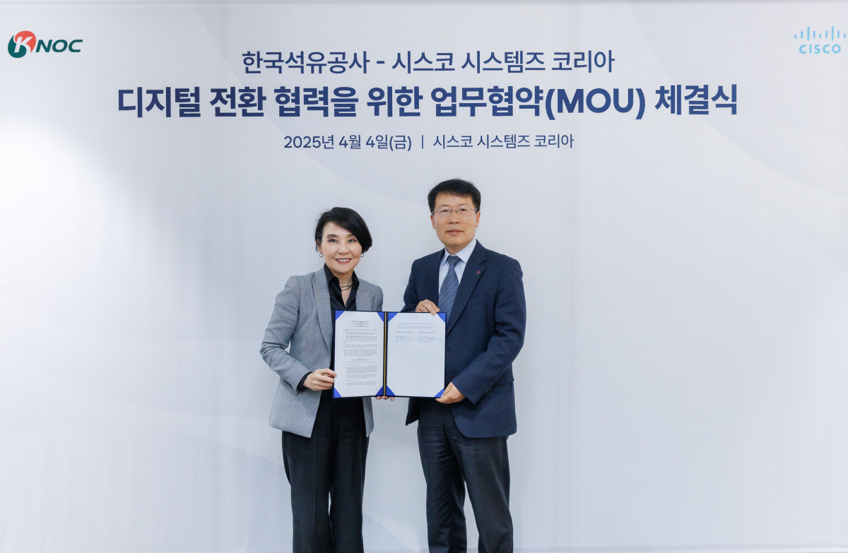 ▲신용화 한국석유공사 경영진원본부장(오른쪽)이 4일 서울 아셈타워에서 최지희 시스코 대표와 '디지털 전환을 위한 업무협약'을 체결한 후 기념 촬영을 하고 있다. (사진제공=한국석유공사)