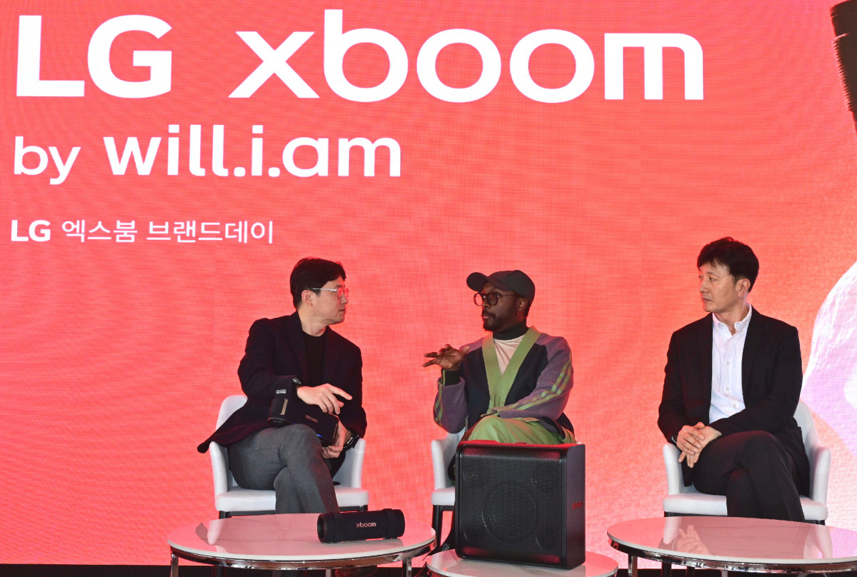 ▲7일 오후 서울 영등포구 그라운드220에서 열린 LG 엑스붐 브랜드 데이에서 LG전자 MS사업본부 오디오사업담당 이정석 전무(왼쪽)와 윌아이엠(가운데), LG전자 한국영업본부 MS마케팅담당 오승진 상무(오른쪽)가 대담을 나누고 있다. (사진제공-LG전자)