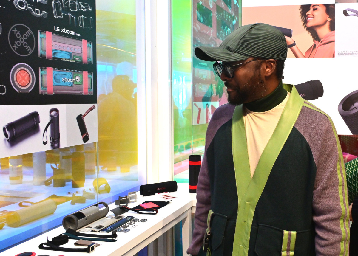 ▲LG전자의 오디오 브랜드 아키텍처 윌아이엠(will.i.am)이 7일 오후 서울 영등포구 그라운드220에서 엑스붐 신제품을 둘러보고 있다. (사진제공-LG전자)