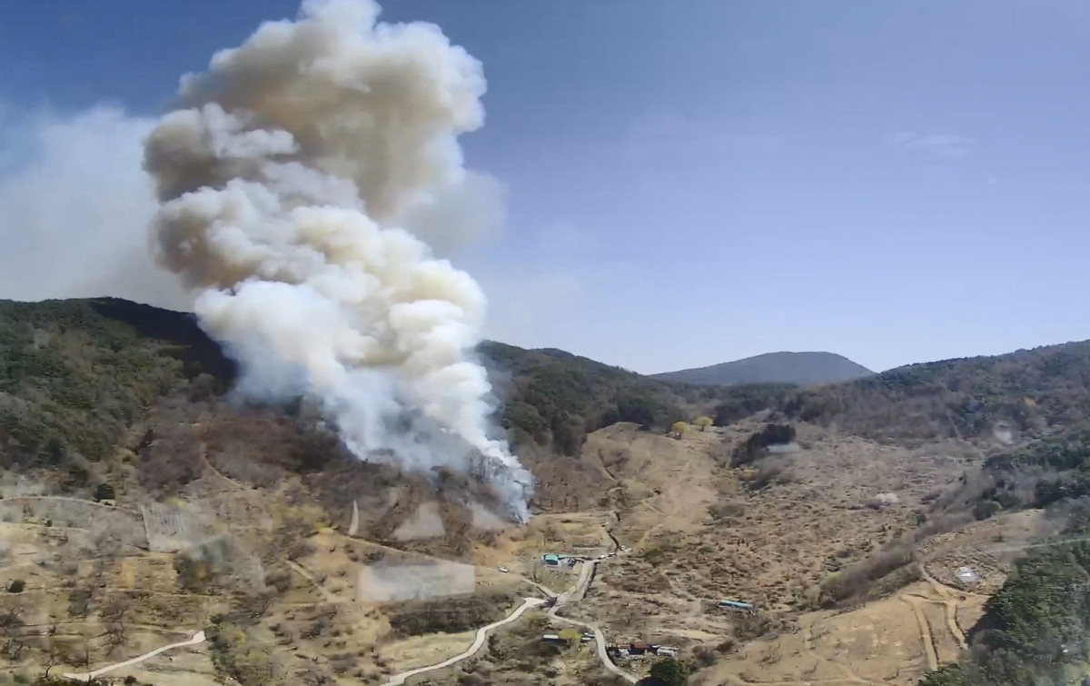 ▲7일 경남 하동군 옥종면 회신리 한 야산에서 산불이 발생해 연기가 피어오르고 있다. (사진제공=산림청)