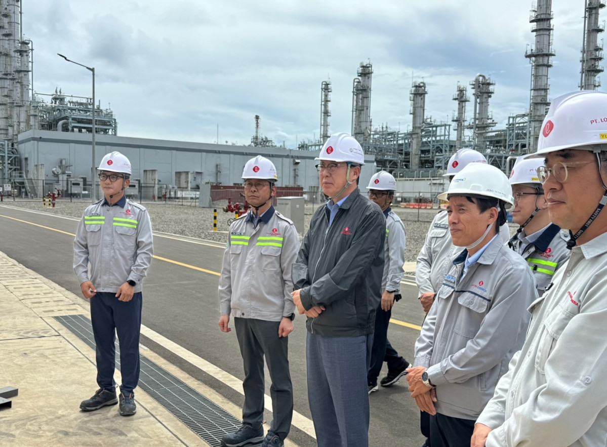 ▲이영준 롯데케미칼 대표가 인도네시아 라인 프로젝트 현장을 살펴보고 있다. (사진제공=롯데케미칼)