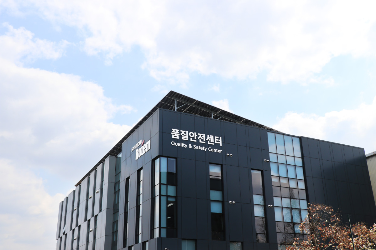 ▲태양광 발전 설비가 설치된 현대로템 창원공장 품질안전센터. (사진제공=현대로템)