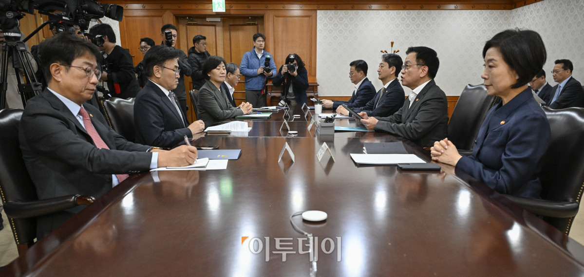 ▲최상목 경제부총리 겸 기획재정부 장관이 8일 서울 종로구 정부서울청사에서 열린 경제관계장관간담회에서 모두발언을 하고 있다. 조현호 기자 hyunho@